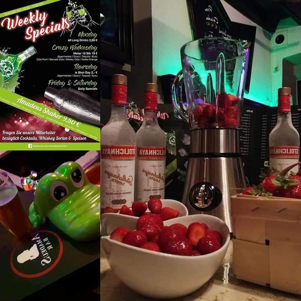 Bar mit Wodkaflaschen, Erdbeeren und Mixer.