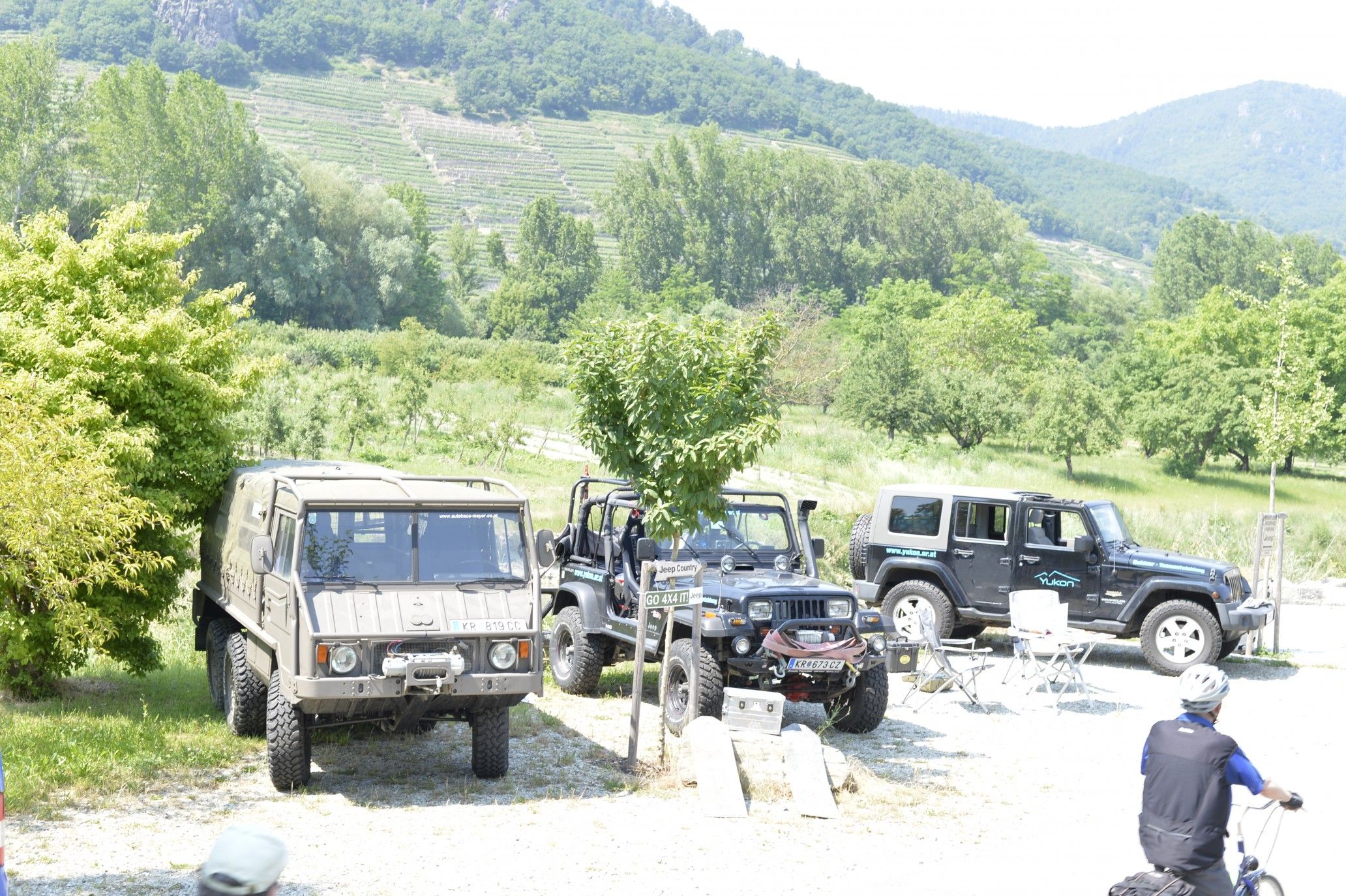Jeeps am Ufer