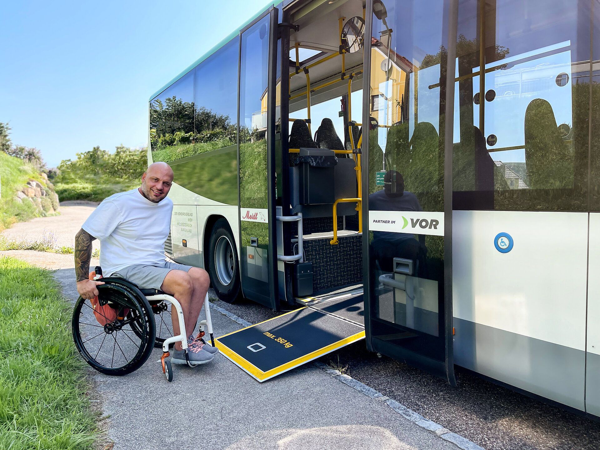 Ein strahlend schöner Tag lädt dazu ein, die Umgebung zu erkunden. Mit einem barrierefreien Zugang zum Bus wird die Mobilität für alle erleichtert, sodass jeder die atemberaubende Landschaft genießen kann. Die sanften Hügel und die malerische Natur versprechen unvergessliche Erlebnisse.