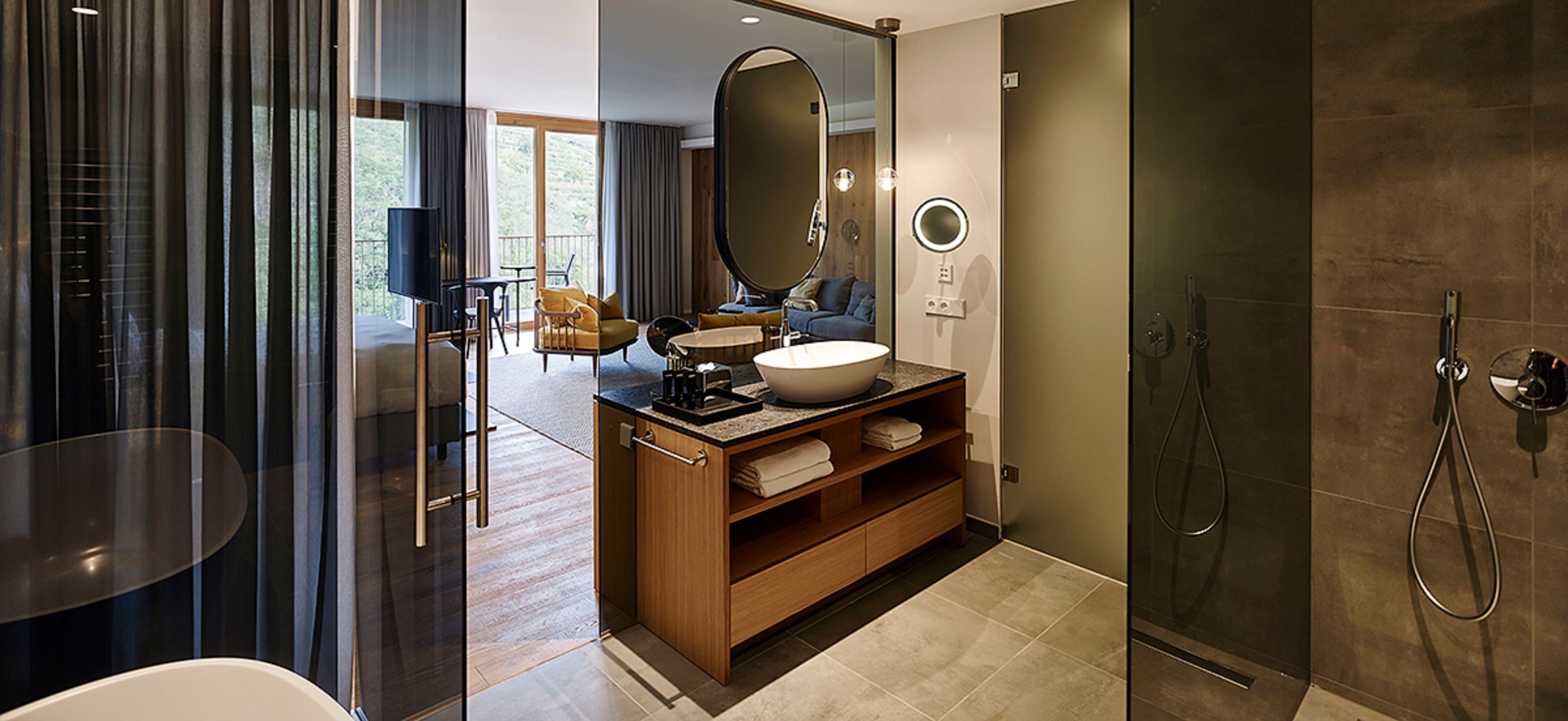 Modernes Hotelzimmer mit offenem Bad und Dusche.