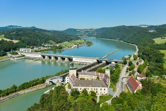 Blick von oben auf Schloss Persenbeuge und Donaukraftwerk Ybbs-Persenbeug