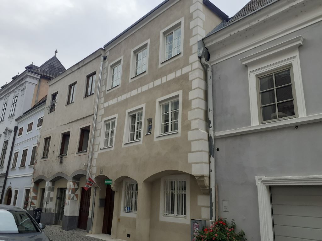 Reihenhäuser in einer europäischen Stadt mit gepflasterter Straße.