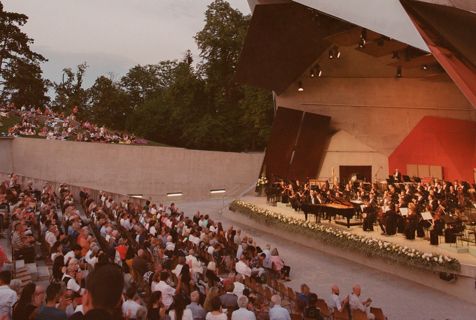 Open-Air-Konzert in Grafenegg mit Orchester und Publikum im Freien.