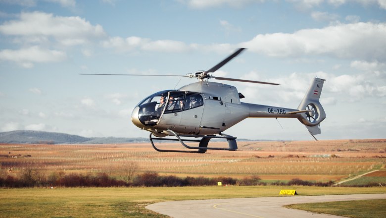 Helicopter in the landing phase, &copy; Studio Ideenladen