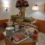 Fr&uuml;hst&uuml;cksbuffet mit Aufschnitt, K&auml;se, Obst und Getr&auml;nken.