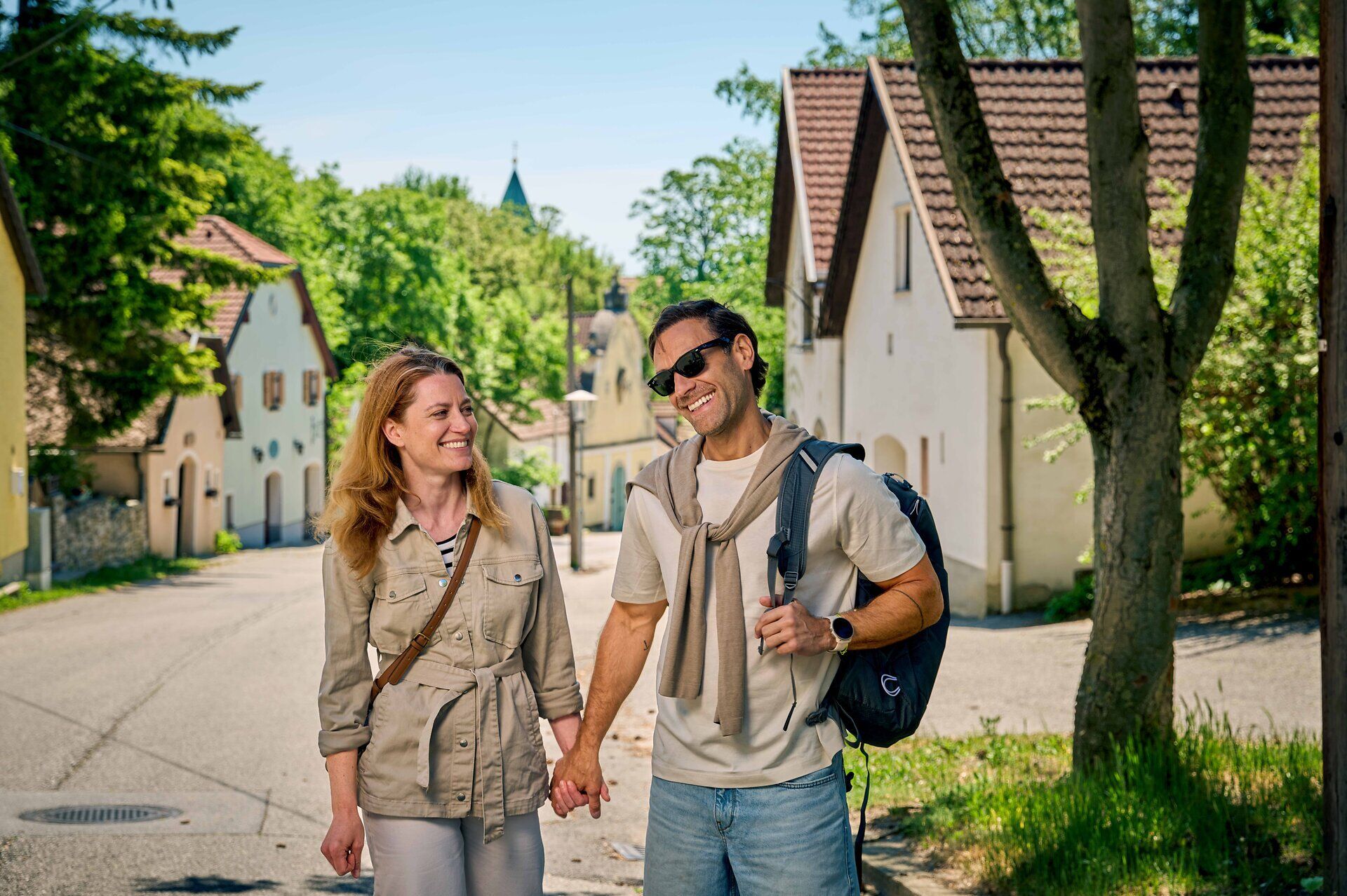 Ein Mann und eine Frau in der Kellergasse von Stixneusiedl.