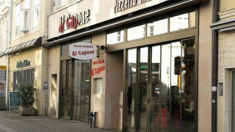 Eingang einer Pizzeria namens Al Capone in einer Einkaufsstraße.