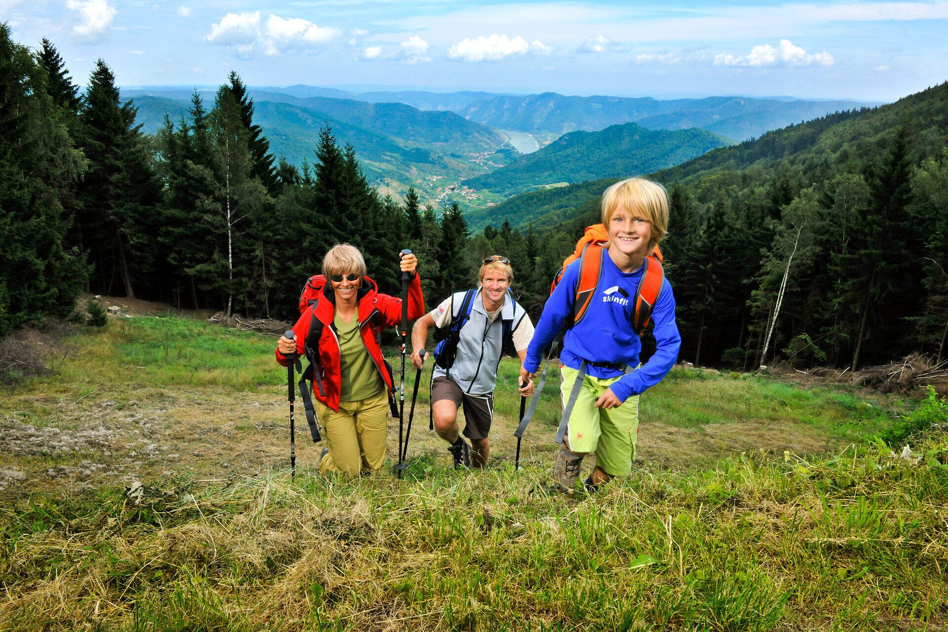 Die frische Bergluft und die atemberaubende Aussicht laden zu einem unvergesslichen Abenteuer ein. Familien genießen die gemeinsame Zeit beim Wandern durch die malerische Landschaft, umgeben von üppigen Wäldern und sanften Hügeln. Hier wird der Sommer in den Bergen zum Erlebnis für Groß und Klein.