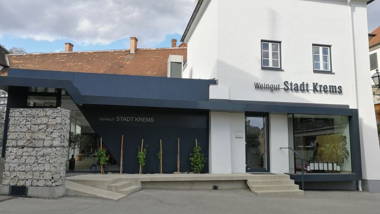 Au&szlig;enansicht des Weinguts Stadt Krems mit modernem und traditionellem Geb&auml;udeteil.