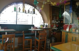 Innenansicht eines gem&uuml;tlichen Caf&eacute;s mit Dekorationen und Sitzgelegenheiten.