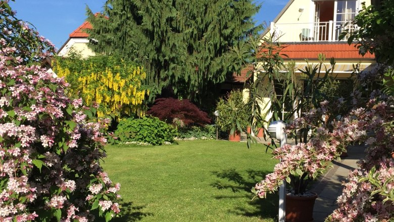 Das Gästehaus mit Garten, © Gästehaus am Steindl gepflegter Garten mit Blumen vor dem Gästehaus