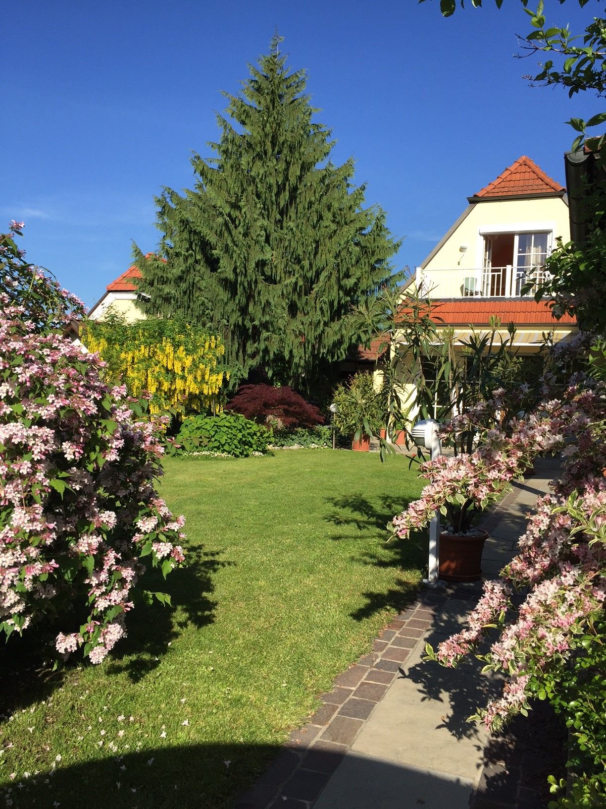 gepflegter Garten mit Blumen vor dem Gästehaus