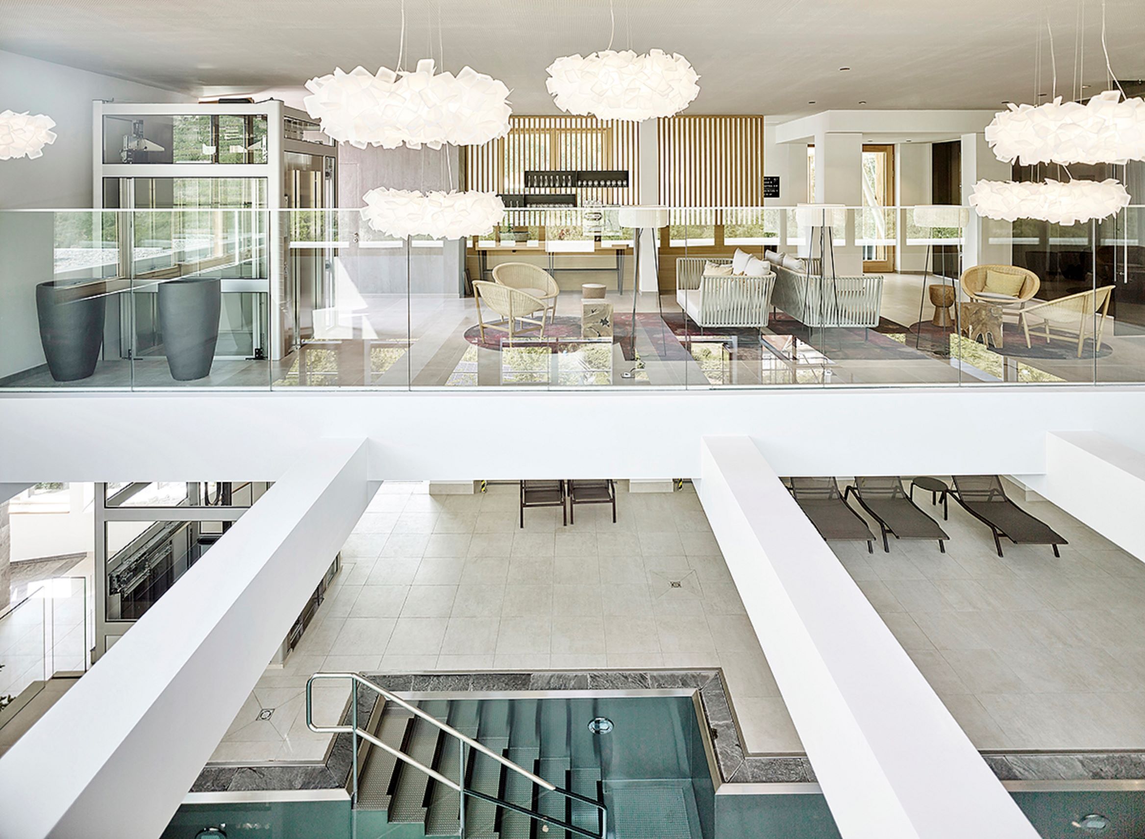Spa mit modernen Möbeln und eleganter Beleuchtung.