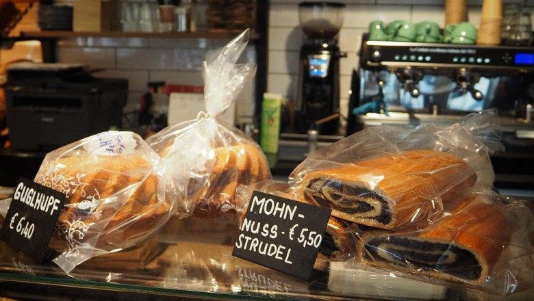 Bäckereiauslage mit Guglhupf und Mohn-Nuss-Strudel.