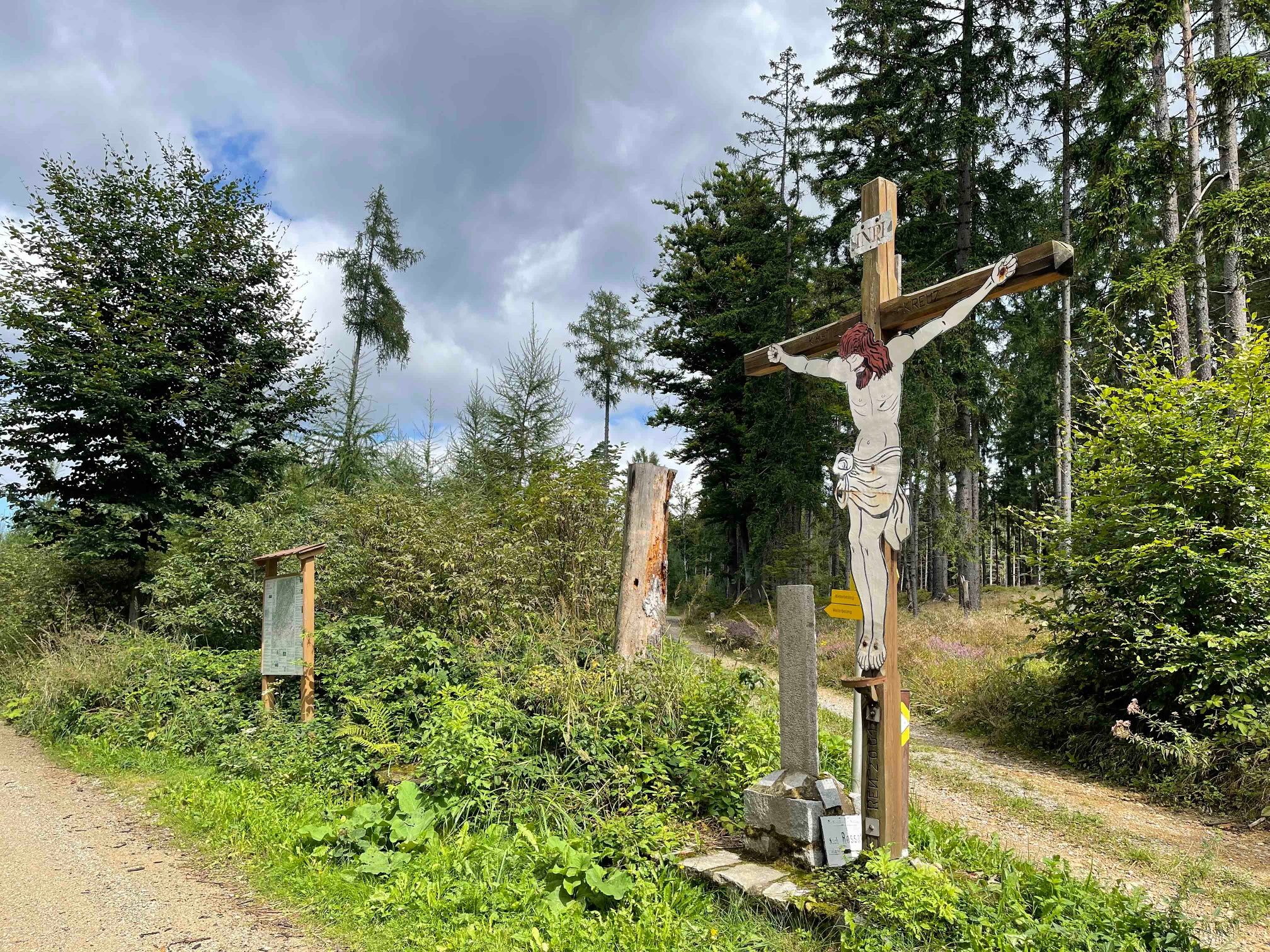 Kreuz bei der Weggabelung