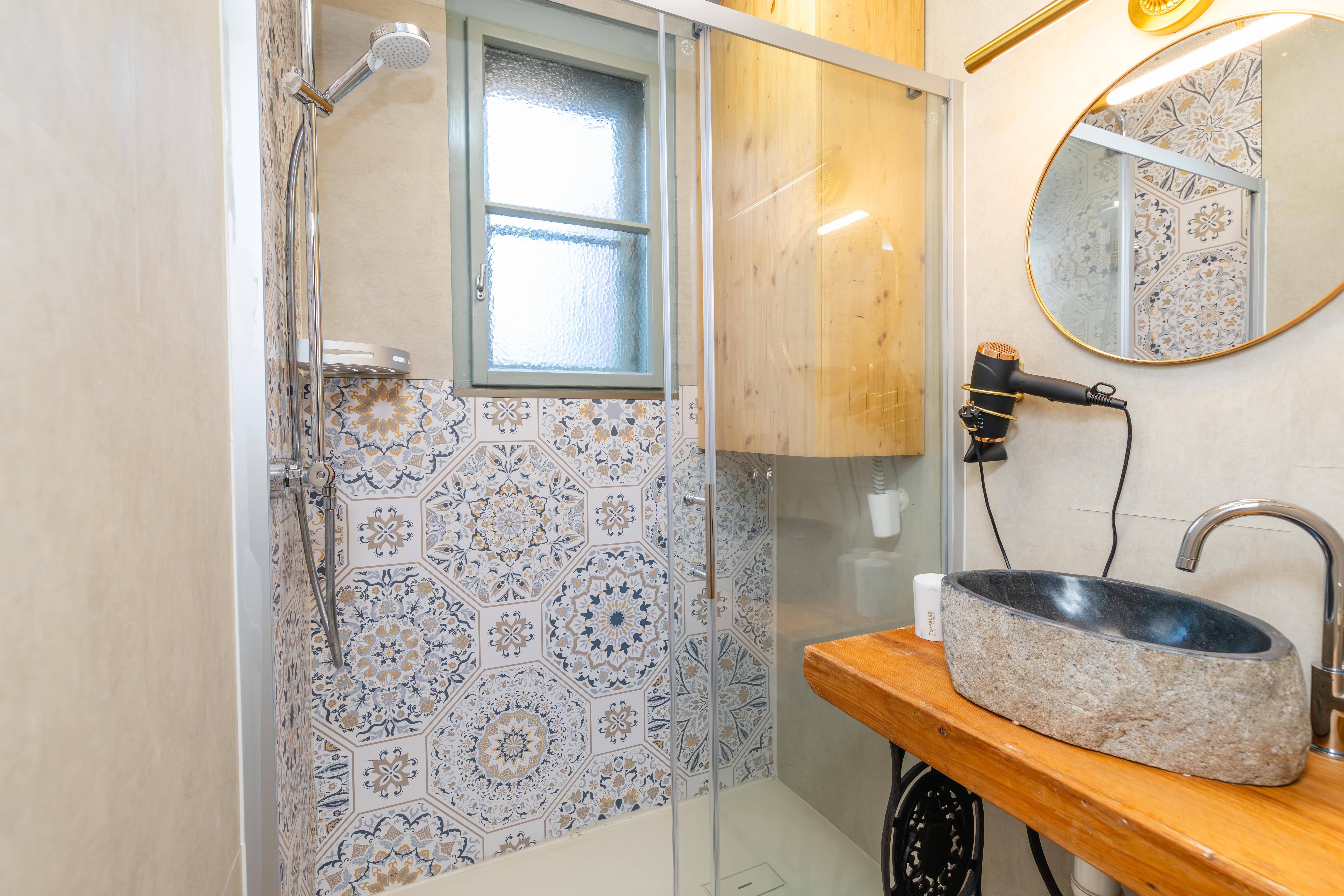 Modernes Badezimmer mit separatem WC