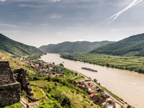 View from the Hinterhaus ruins in Spitz, &copy; Robert Herbst