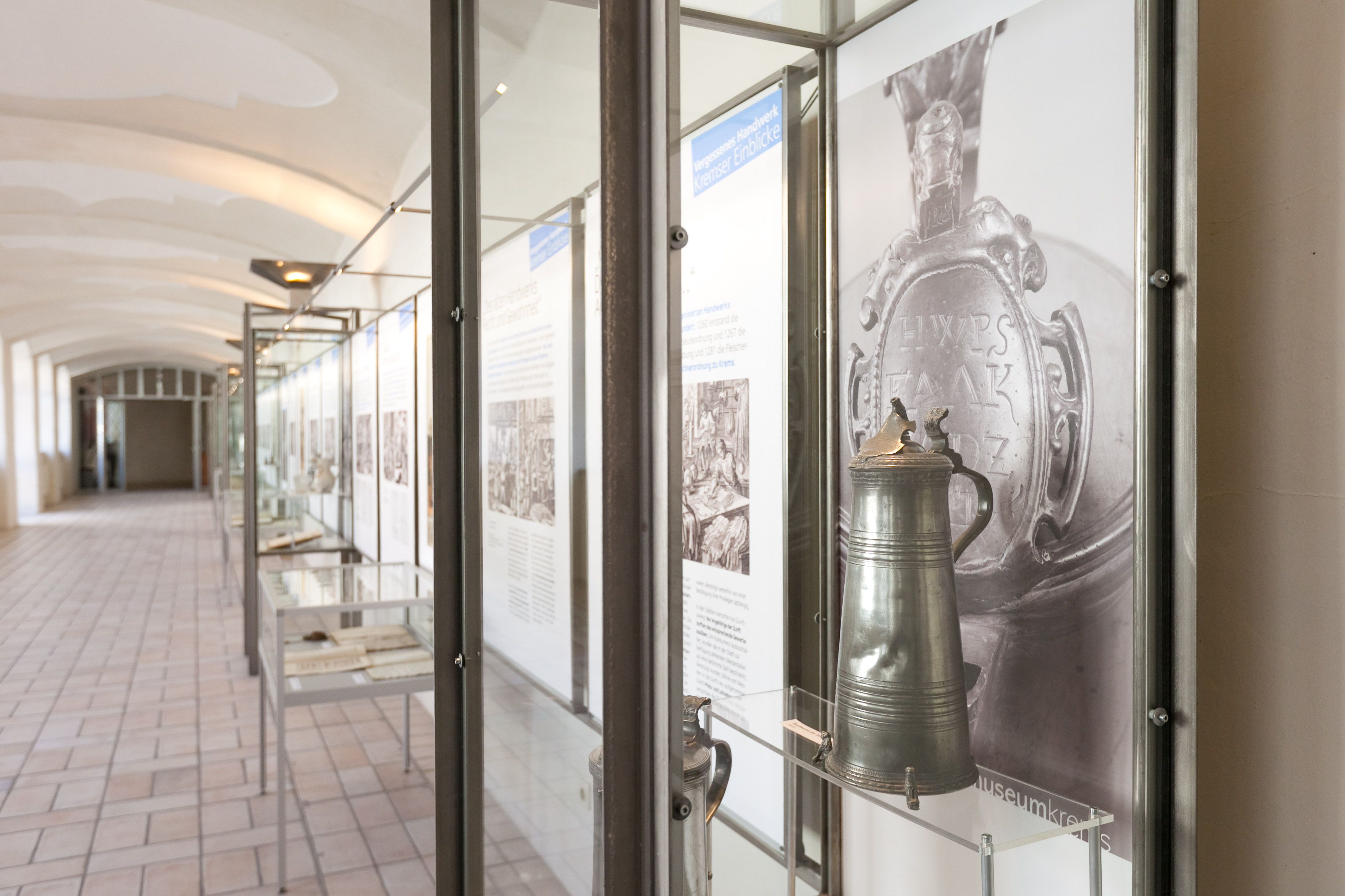 Ausstellung im Museum Krems mit historischen Objekten in Glasvitrinen.