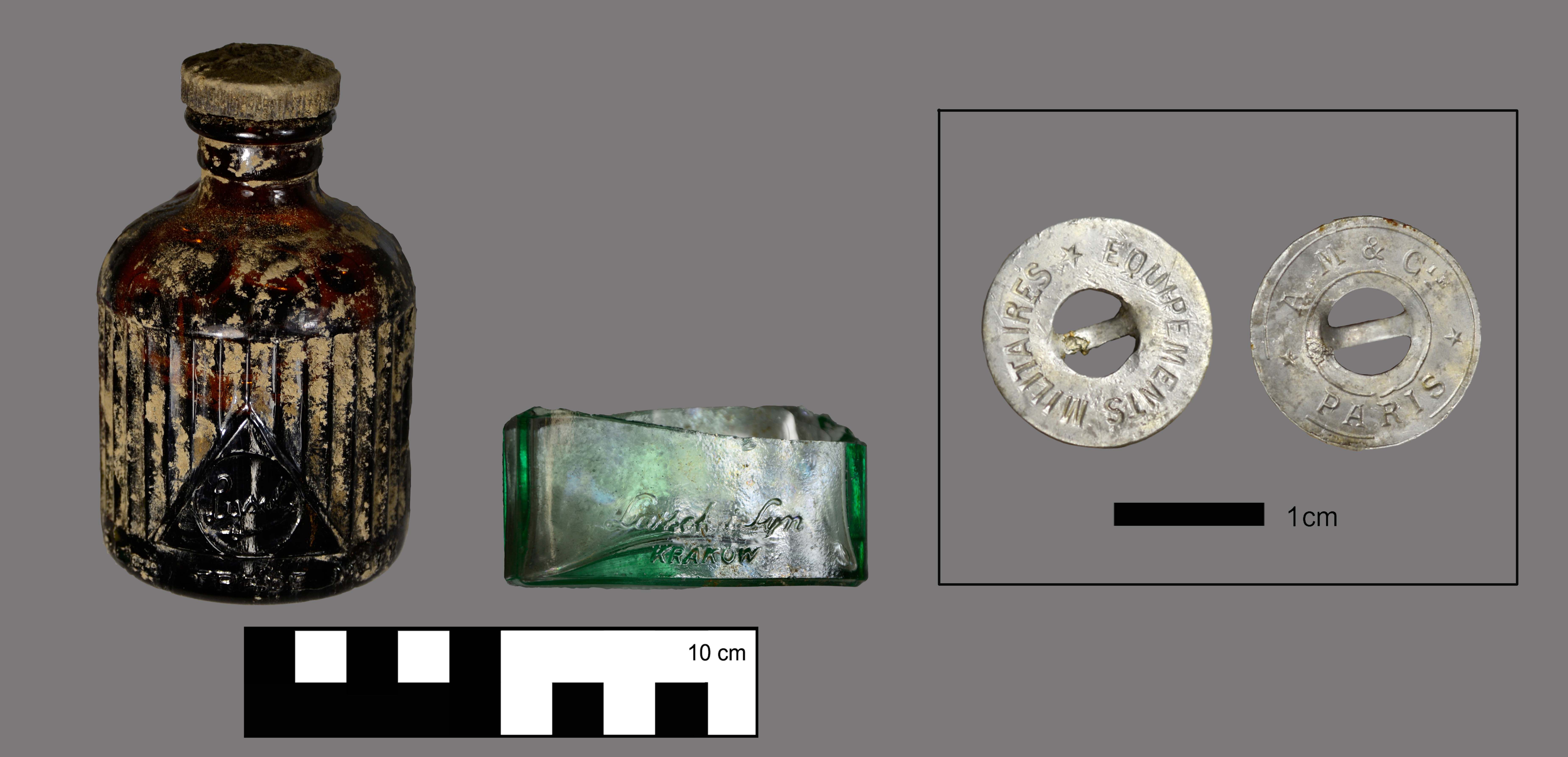 Ausgrabungsfunde: Glasfläschchen und Uniformknopf.