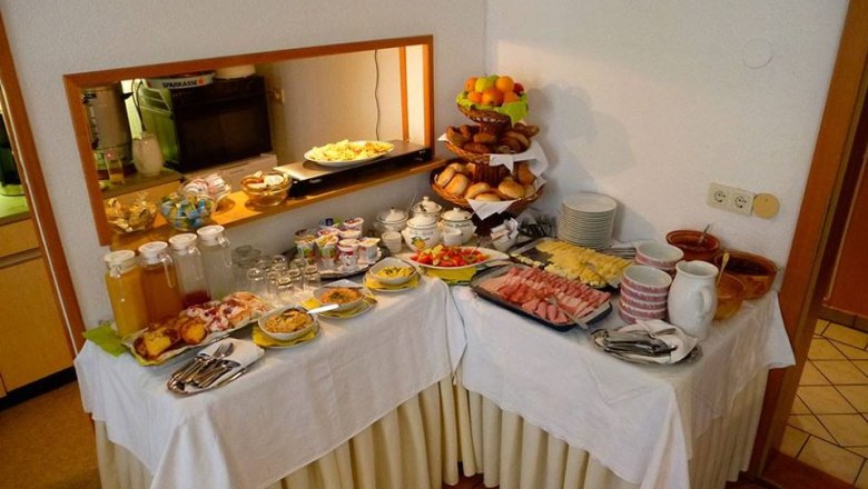 Breakfast buffet, &copy; Fidelsberger