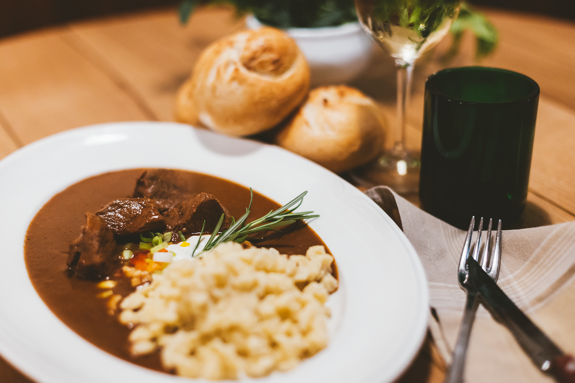 Genießen Sie ein herzhaftes Kalbsrahmgulasch, das perfekt mit frisch zubereiteten Spätzle und knusprigen Semmeln harmoniert. Die gemütliche Atmosphäre des Wirtshauses lädt dazu ein, sich zurückzulehnen und die kulinarischen Köstlichkeiten in vollen Zügen zu genießen.