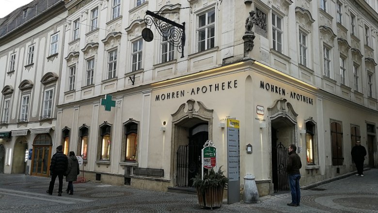Historisches Gebäude mit der Aufschrift 'Mohren Apotheke'.