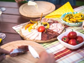 Heurigen snack, &copy; Daniela Matejschek