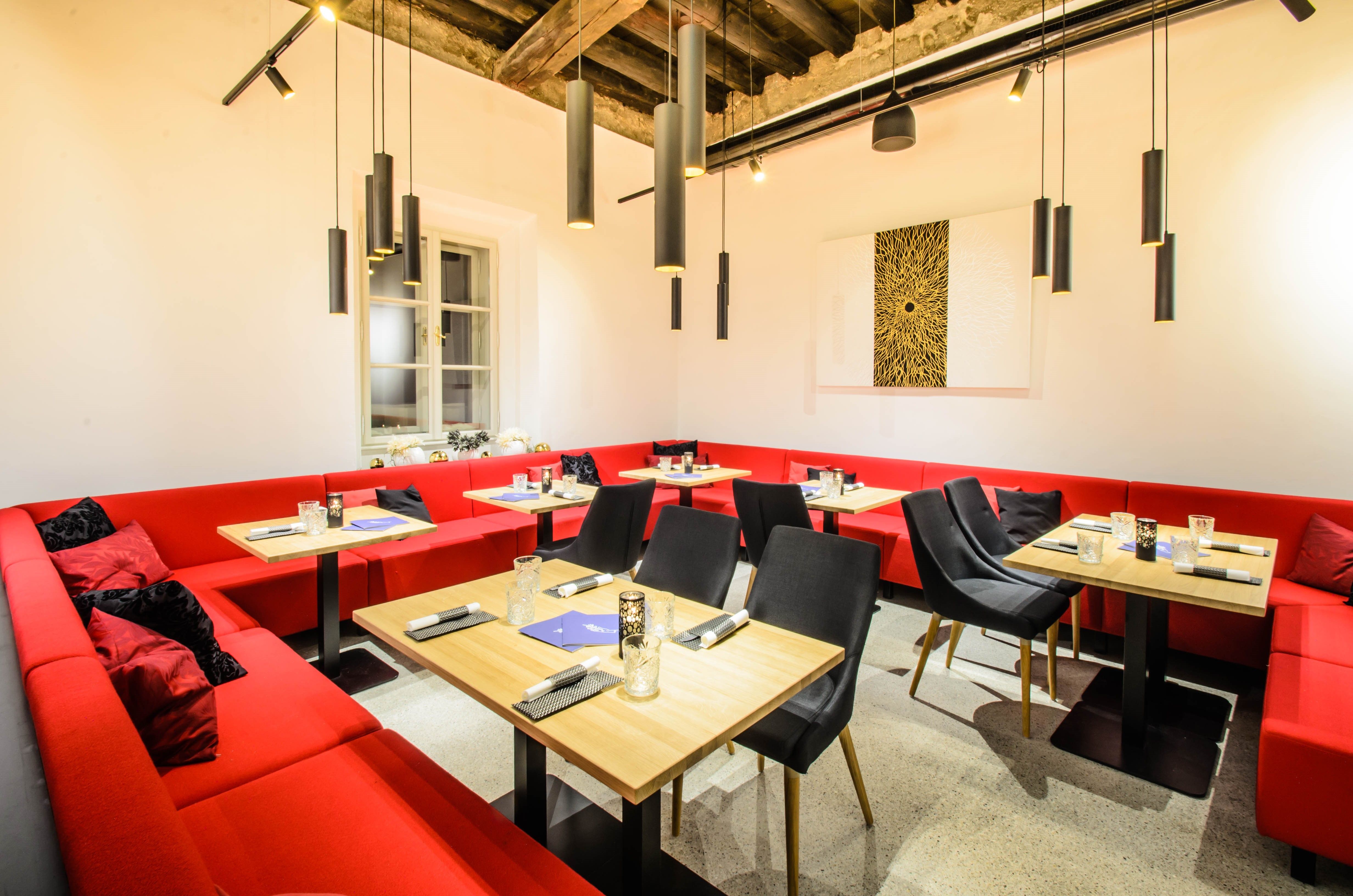 Rote Innenausstattung im Gozzo by Late