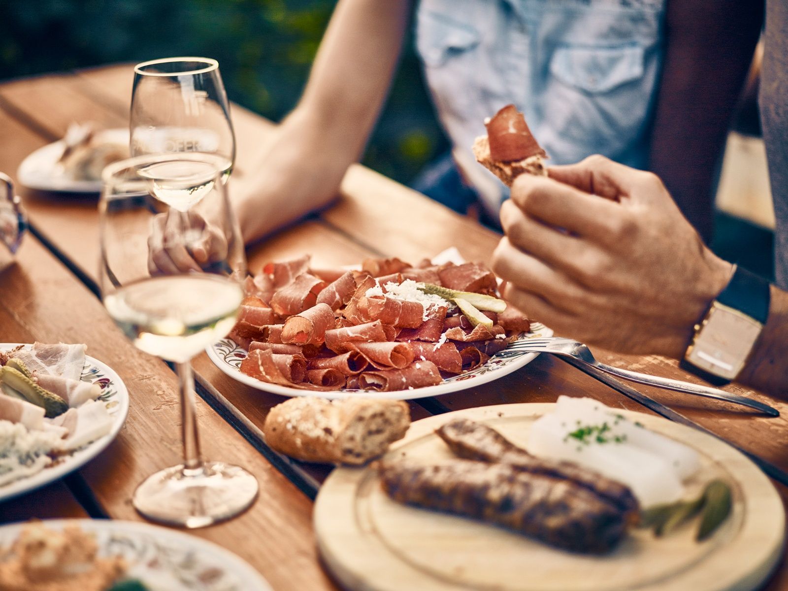 regionale Köstlichkeiten im Glas und auf dem Teller