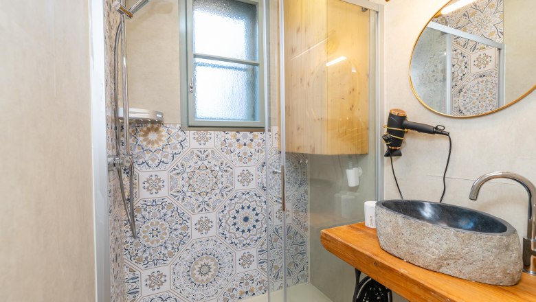 Modernes Badezimmer mit separatem WC