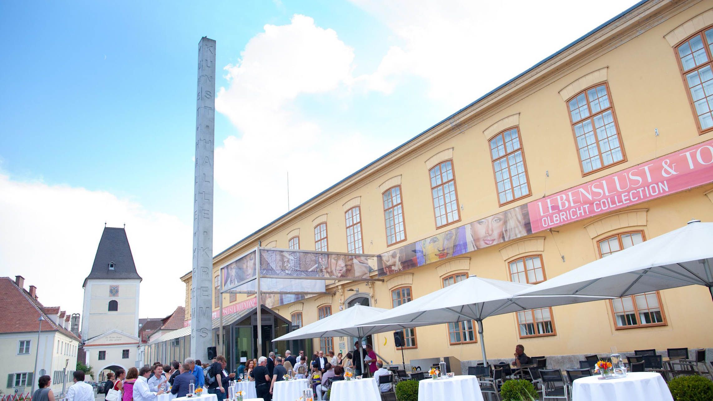 Außenansicht der Kunsthalle Krems mit Menschen bei einer Veranstaltung.