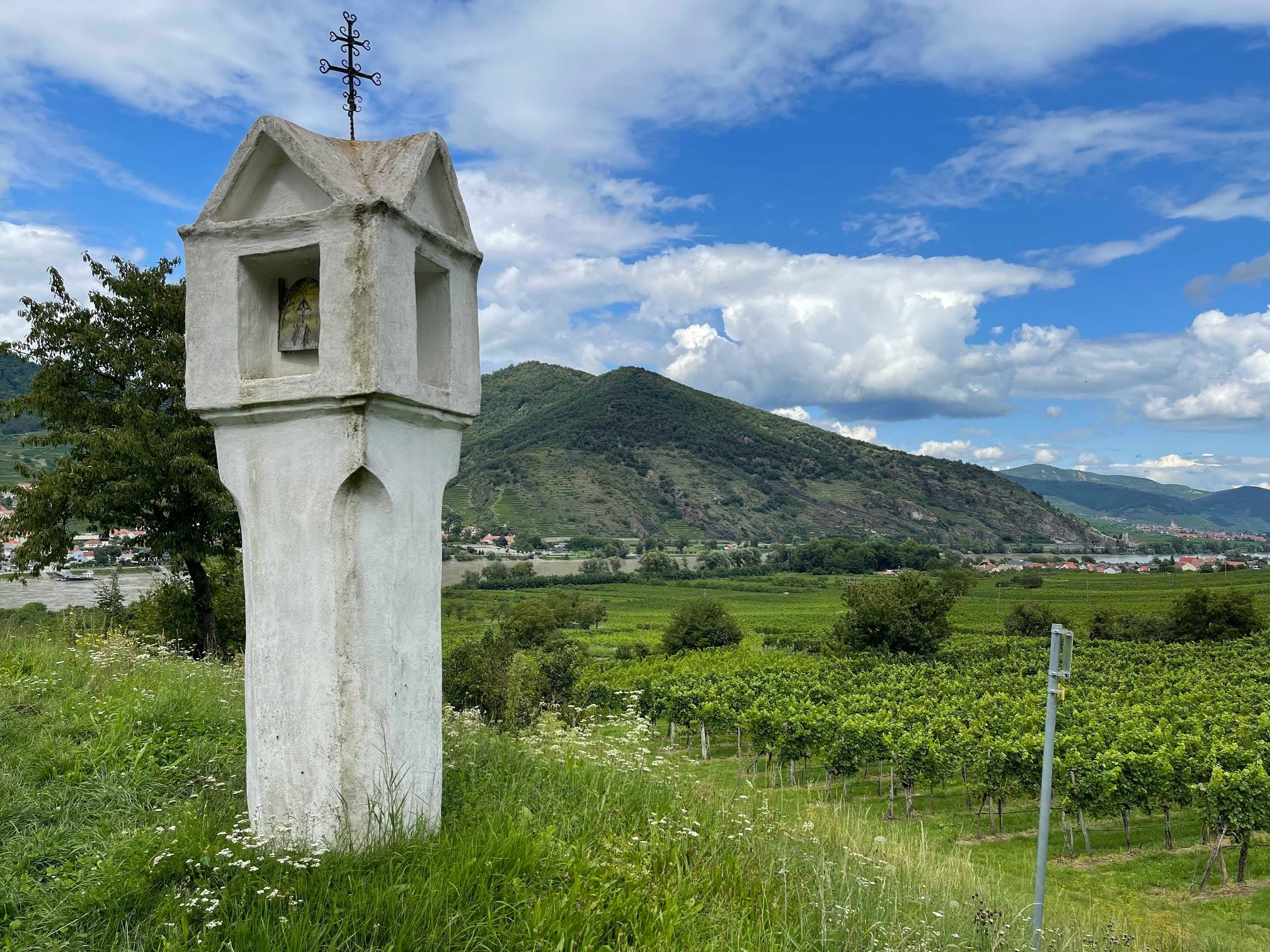 Marterl am Weg mit Aussicht
