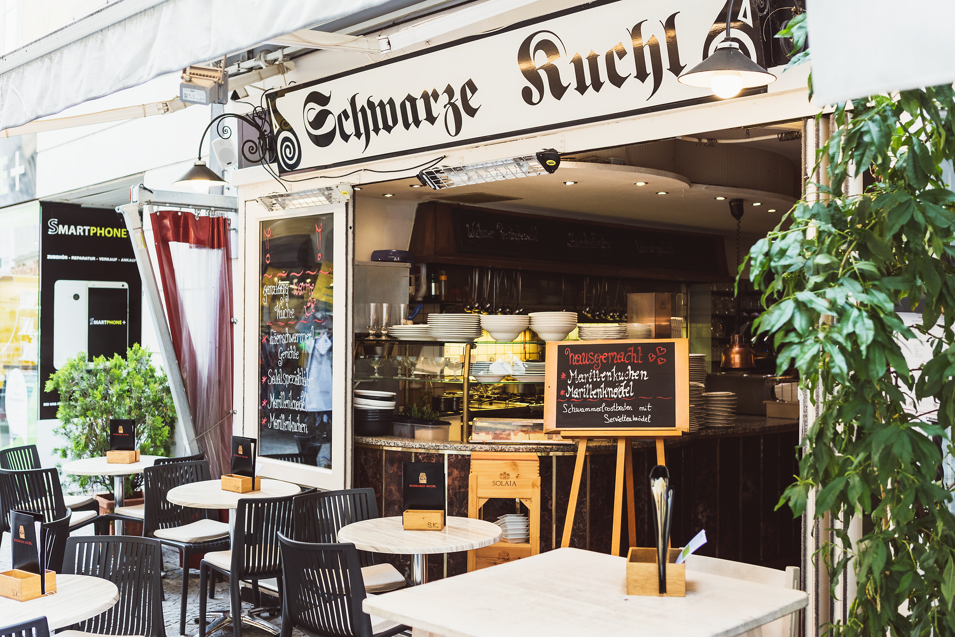 Im einladenden Gastgarten des Gasthauses Schwarze Kuchl genießen Besucher die frische Luft und die gemütliche Atmosphäre. Umgeben von üppigem Grün und dem sanften Plätschern der Donau, ist dieser Ort ideal für eine entspannte Auszeit. Hier trifft traditionelle Wirtshauskultur auf herzliche Gastfreundschaft.