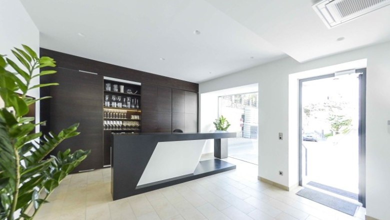 Moderner Verkostungsraum mit Theke und Regalen im Weingut Stadt Krems.