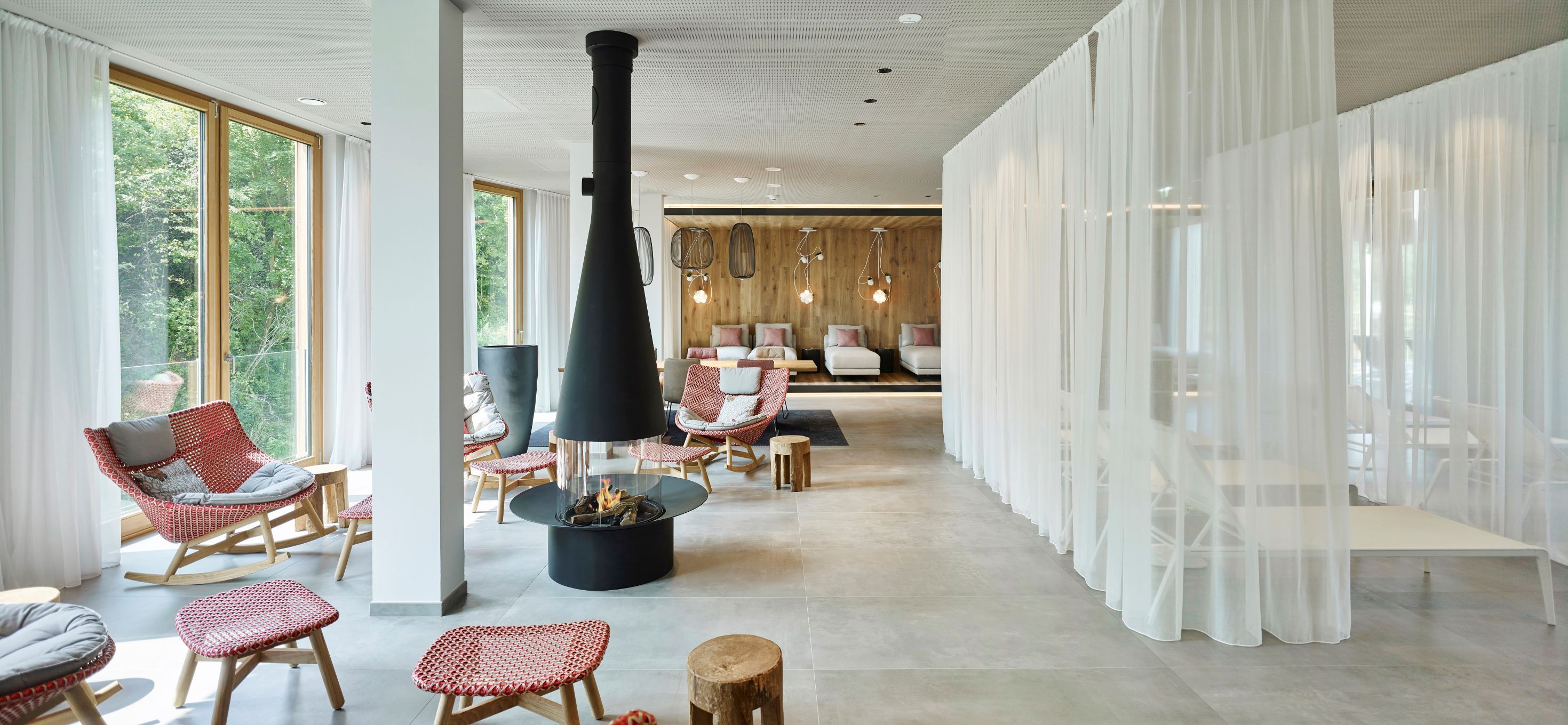 Moderner Lounge-Bereich mit Kamin und Sesseln im Steigenberger Krems.