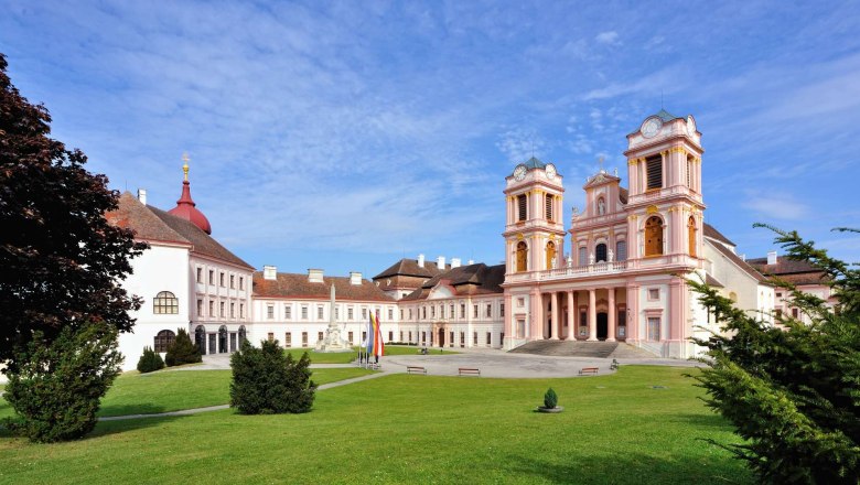 Stift Göttweig mit barocker Architektur und grünem Vorplatz unter blauem Himmel.