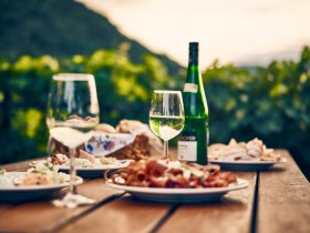Regional delicacies in the glass and on the plate, &copy; Wachau-Nibelungengau-Kremstal