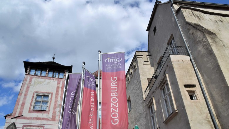 Gozzoburg mit Fahnen, &copy; Stadtmarketing Krems_Kurt Streibel