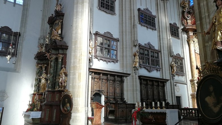 Interior view of the Piarist Church with altar, pulpit and statues.