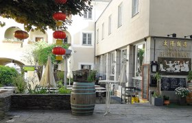 Ein chinesisches Restaurant mit roten Laternen und Außenbereich.