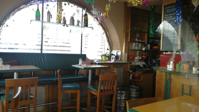 Innenansicht eines gem&uuml;tlichen Caf&eacute;s mit Dekorationen und Sitzgelegenheiten.